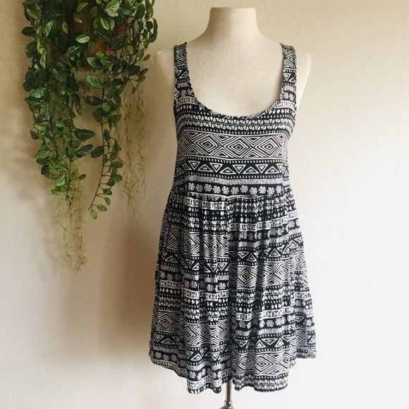 Patterned Flowy Romper - Picture 7 of 8